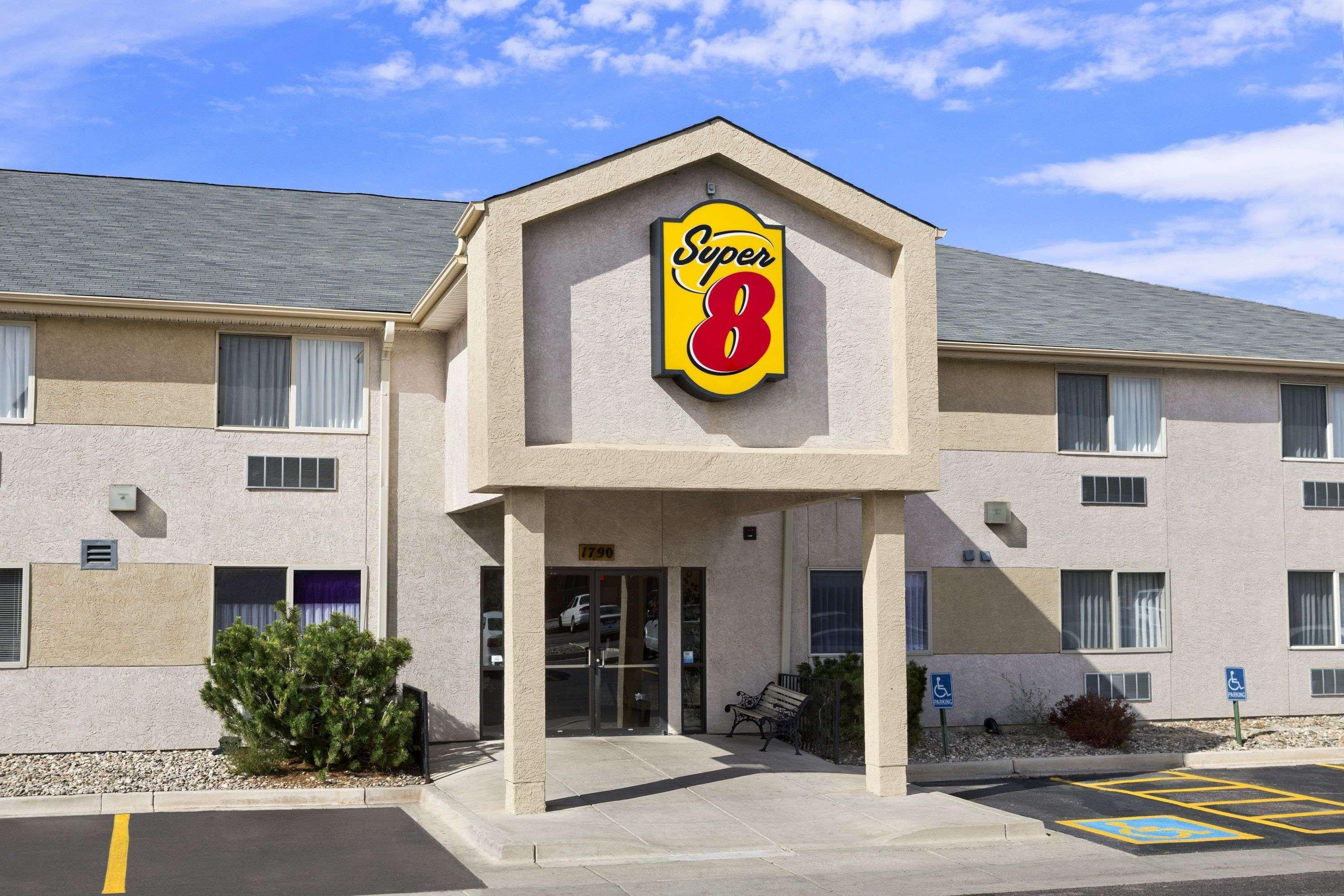 Super 8 By Wyndham Colorado Springs Airport Motell Exteriör bild