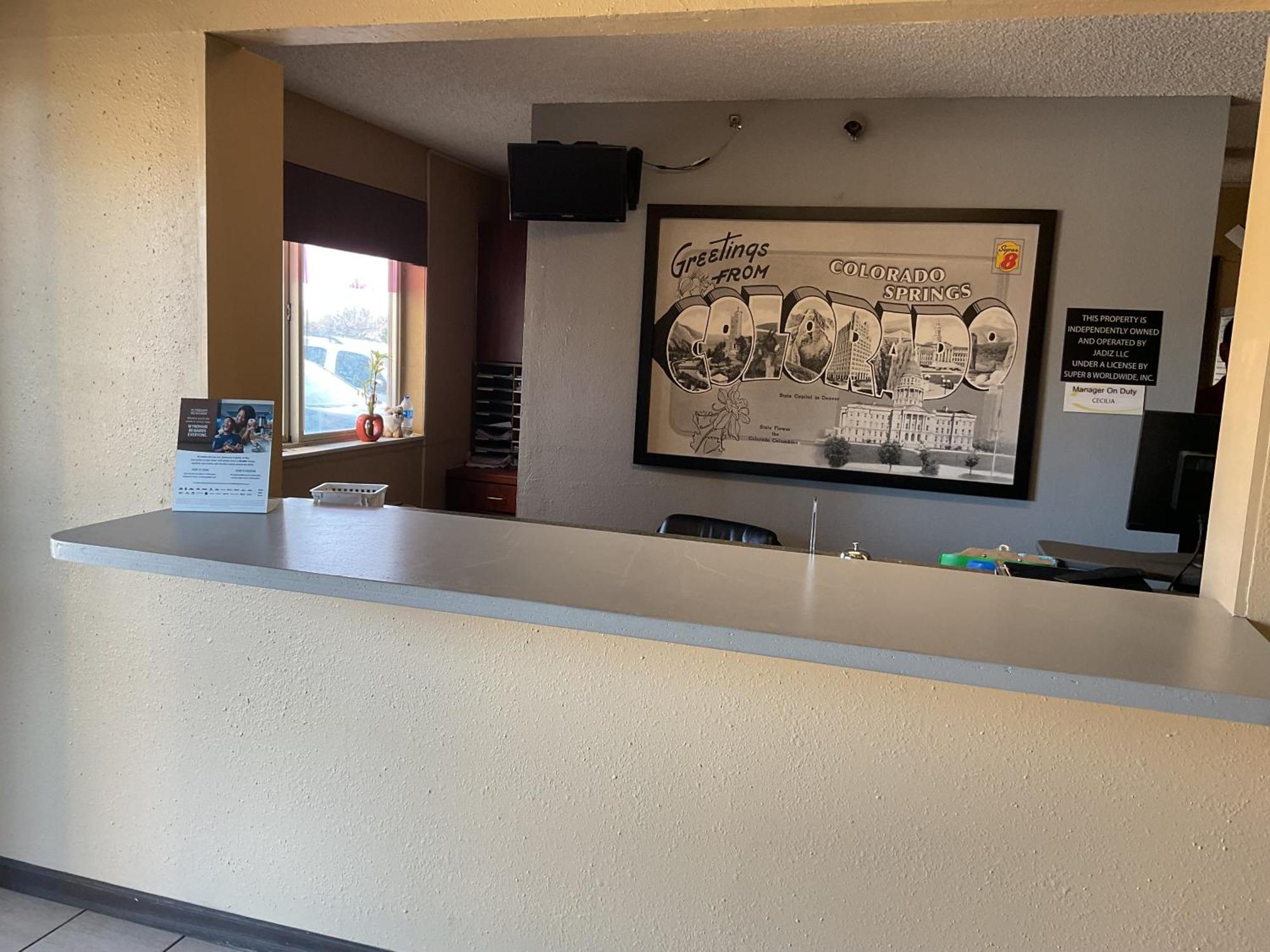 Super 8 By Wyndham Colorado Springs Airport Motell Exteriör bild